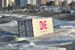 Un enorme contenedor apareció flotando en las costas de Chubut