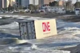 Un enorme contenedor apareció flotando en las costas de Chubut