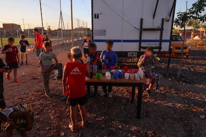 El contenedor en donde le dan la merienda a los chicos no alcanza a albergarlos a todos