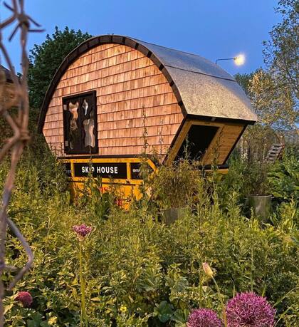 El contenedor fue apodado Skip House