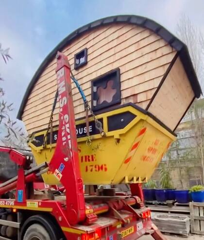 El contenedor fue trasladado hasta el terreno en el que el hombre vive