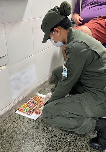 El conteo de las cápsulas ingeridas por el pasajero de un ómnibus que iba de Jujuy a Mendoza y terminó detenido en Tucumán