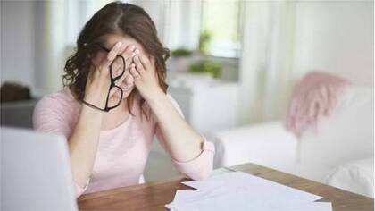 El contexto social, familiar y profesional juega por eso un papel muy relevante en la aparición del síndrome del impostor, ya que las mujeres tienen, en general, que hacer frente a una mayor presión laboral que menoscaba su seguridad