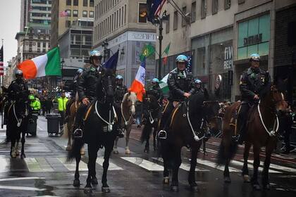 El contingente de la Policía de Nueva York abre el desfile alrededor de las 11.00 horas