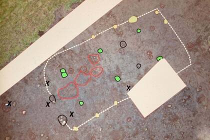El contorno de la imagen muestra dónde estaba ubicada la casa. La cruz de la derecha muestra dónde se encontró el tesoro de plata.
