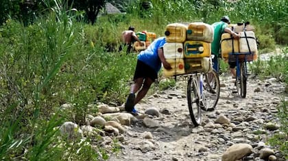 El contrabando de gasolina desde Venezuela (que no solo se desplazaba de manera artesanal, sino también como una gran industria) abastecía al 80% del mercado de gasolina en Cúcuta