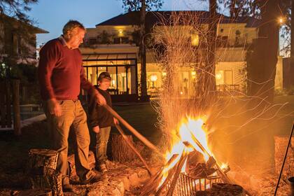 El contrafrente de la casa da a un jardín de cara al río.