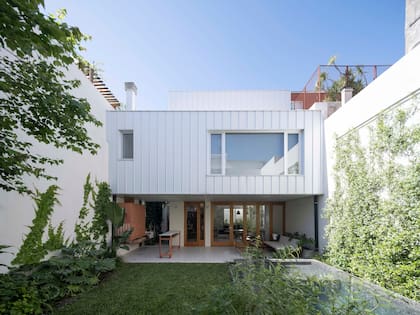 El contrafrente está revestido en chapa de acero ‘Click’ de 30cm; se trata de paneles que no requieren engrafado.