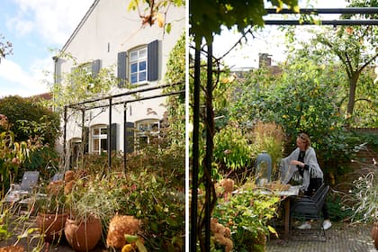 El contrafrente reproduce la combinación típica del siglo XIX en la región: paredes blancas y postigos casi negros. Al lado, Gemmy apura una poda otoñal.