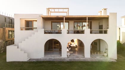 El contrafrente revela la suite (izq) y, a continuación, el living-comedor-cocina comunidado con el balcón y una nueva parrilla, en línea con la de planta baja