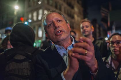 El contralor de la Ciudad de Nueva York, Brad Lander, participa en una protesta contra las medidas de inmigración tras una redada, el martes 21 de octubre de 2025 en Nueva York