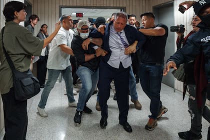 El contralor de la ciudad de Nueva York Brad Lander es arrestado en un tribunal de inmigración en Nueva York el 17 de junio del 2025. (AP foto/Olga Fedorova)