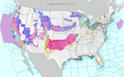 El contraste de aire seco y fuertes vientos creará un riesgo de incendio elevado a crítico en regiones del noreste de Nuevo México, el suroeste de Missouri y los "panhandles" de Texas y Oklahoma