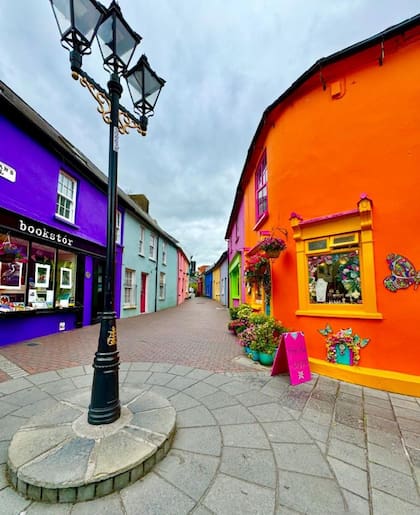 El contraste de las casas de colores vibrantes con el cielo nublado en Kinsale