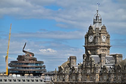 El contraste de su arquitectura con la belleza de Edimburgo