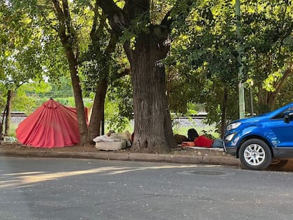 El contraste del pasado: el terreno donde hoy florece el Jardínes de Pissarro fue durante años un lugar abandonado, utilizado como refugio improvisado por personas en situación de calle