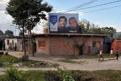 El contraste en el paraje Camino a la Isla: afiches de campaña en medio de la marginalidad y de las casas precarias