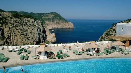 El contraste entre los hoteles y residencias lujosas para turistas y la crisis habitacional para la población local