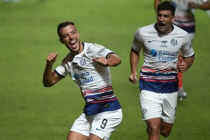 El contrato de Di Santo con San Lorenzo, dolarizado, es el principal escollo para que el delantero recale en Boca.