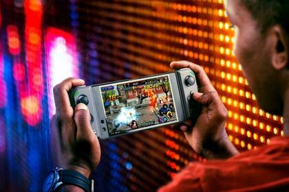 El control de mando de Razer se destaca por funcionar junto al smartphone, en un diseño que se asemeja al accesorio Moto GamePad de los teléfonos Moto Z