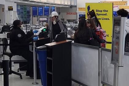 El control de pasaportes en el aeropuerto JFK de Nueva York, en una terminal prácticamente desierta por el coronavirus
