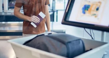 El control migratorio incluye entrevistas exhaustivas y revisión de pasaportes en esta sala separada del área común