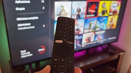 El control remoto del Xiaomi Mi TV P1, con botones dedicados para Netflix y Amazon Prime Video