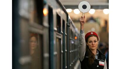 El controlador de la plataforma señala que el tren puede salir en la estación de metro Komsomolskaya en Moscú, Rusia