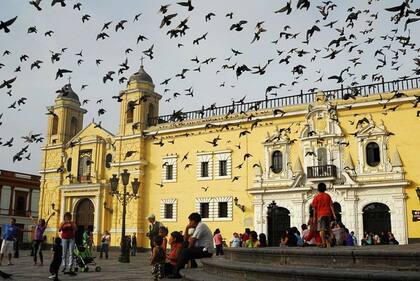 El convento de San Francisco de Asís es uno de los monumentos más destacados del centro de Lima