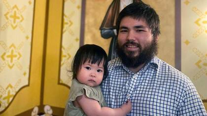 El converso Theodore, que hasta hace poco rechazaba toda religión, levanta pesas tres veces por semana con el padre Moses