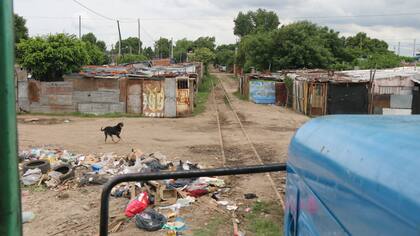 El convoy llega a una villa en el barrio Empalme Granero, en Rosario; enseguida será apedreado