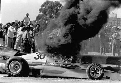 El Copersucar de Wilson Fittipaldi en llamas en 1975; el brasileño, nervioso, golpeó a un periodista tras bajarse del auto