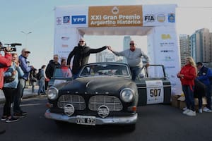 El copiloto Horacio Riccio y el piloto Carlos Berisso celebran en Mar del Plata, punto de llegada del 21er Gran Premio Argentino Histórico, su victoria absoluta a bordo de un Volvo 122 de 1963.
