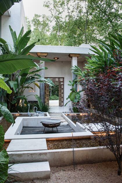 El corazón de la casa es un patio central ideado con un espejo de agua y muretes que se utilizan como asientos