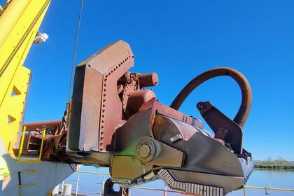 El corazón de la draga, un tubo de succión que baja hasta el fondo del río para aspirar los sedimentos