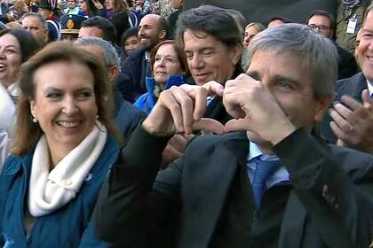 El corazón que le dedicó el ministro de Economía, Luis Caputo, al presidente Javier Milei en pleno discurso