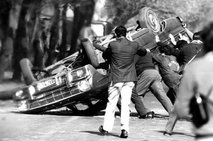 Hubo decenas de comercios destruídos y autos quemados