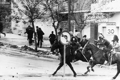 La policía montada persigue a los manifestantes por la calles de la ciudad