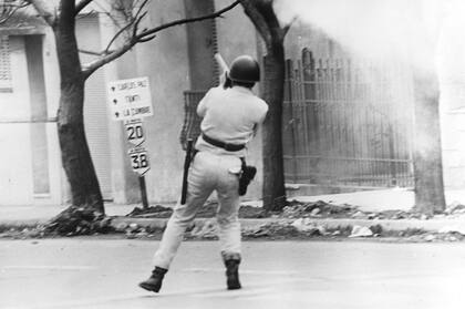 La policía dispara contra los manifestantes