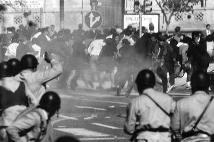 Los manifestantes marcharon hacia el centro de la ciudad donde fueron apoyados por los estudiantes