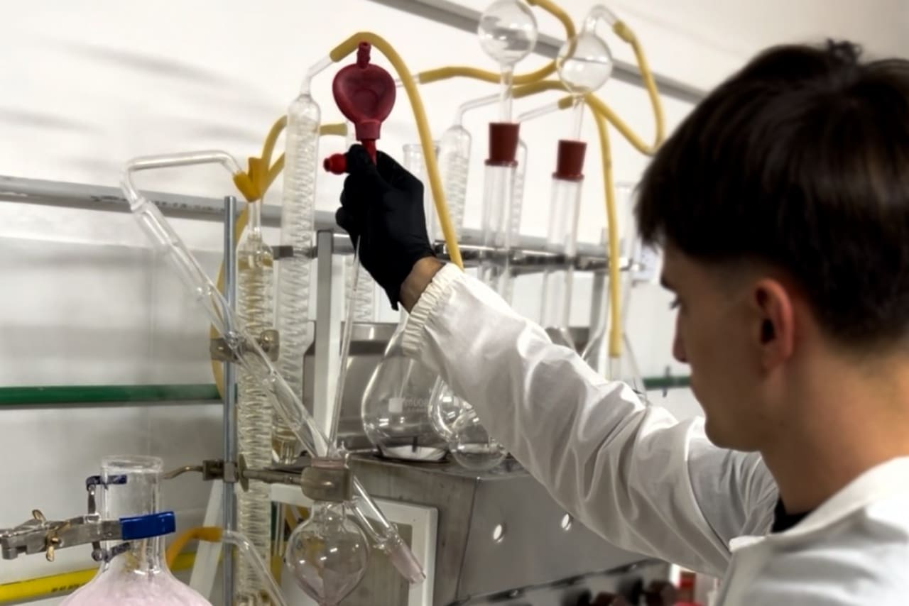 Germán González Riachi trabajando en laboratorio enológico