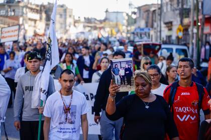El cordón de feligreses llegó a extenderse hasta cinco cuadras entre pancartas, cánticos y símbolos religiosos con la estampita de Francisco