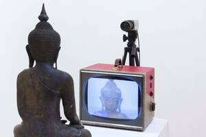 El coreano Nam Jun Paik imaginó un destino alterado para la caja del televisor: la obra “Buda TV”