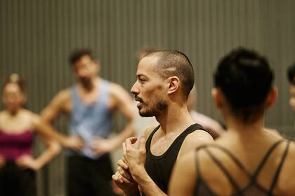 El coreógrafo israelí, involucrándose activamente en el ensayo y rodeado de 70 bailarines