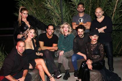 El coreógrafo Mati Napp, Noelia Marzol, Adabel Guerrero, Diego Ramos, Gloria Carrá, Felipe Colombo, el Tucu López, Miss Bolivia y el director de la obra, José María Muscari, en el brindis que compartieron tras el estreno