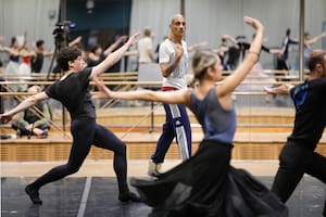 Con Patrick de Bana, soplan nuevos "vientos" para el Ballet del Teatro Colón