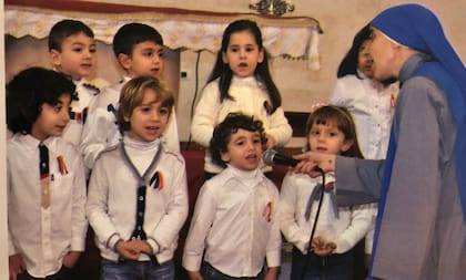 El coro de niños dirigido por la hermana Guadalupe en Alepo. El niño con el micrófono, Naím, perdió a su madre durante una explosión