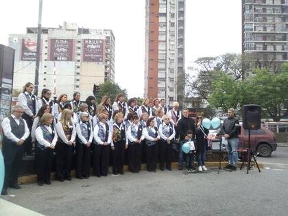 El coro Kennedy participó de la suelta de globos