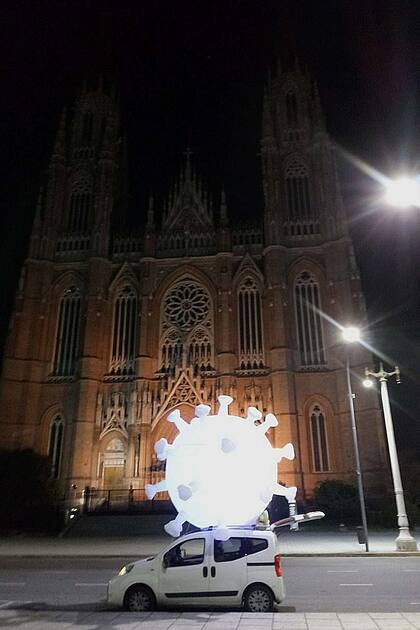 El coronamovil a su paso frente a la Catedral de La Plata