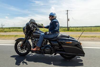 El Coronel Cabeza de Plata a bordo de su Harley Davidson Street Glide Special